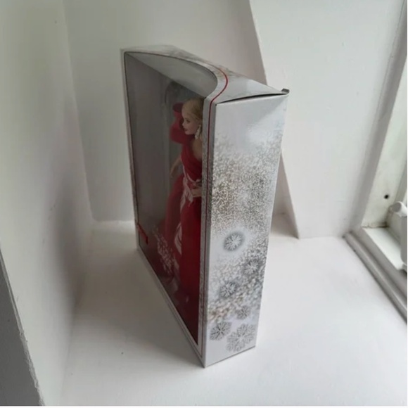 Holiday Barbie 2019 Christmas - New in box, Red and White Elegance - Picture 4 of 4